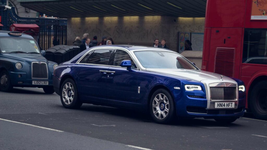 Une voiture Rolls Royce