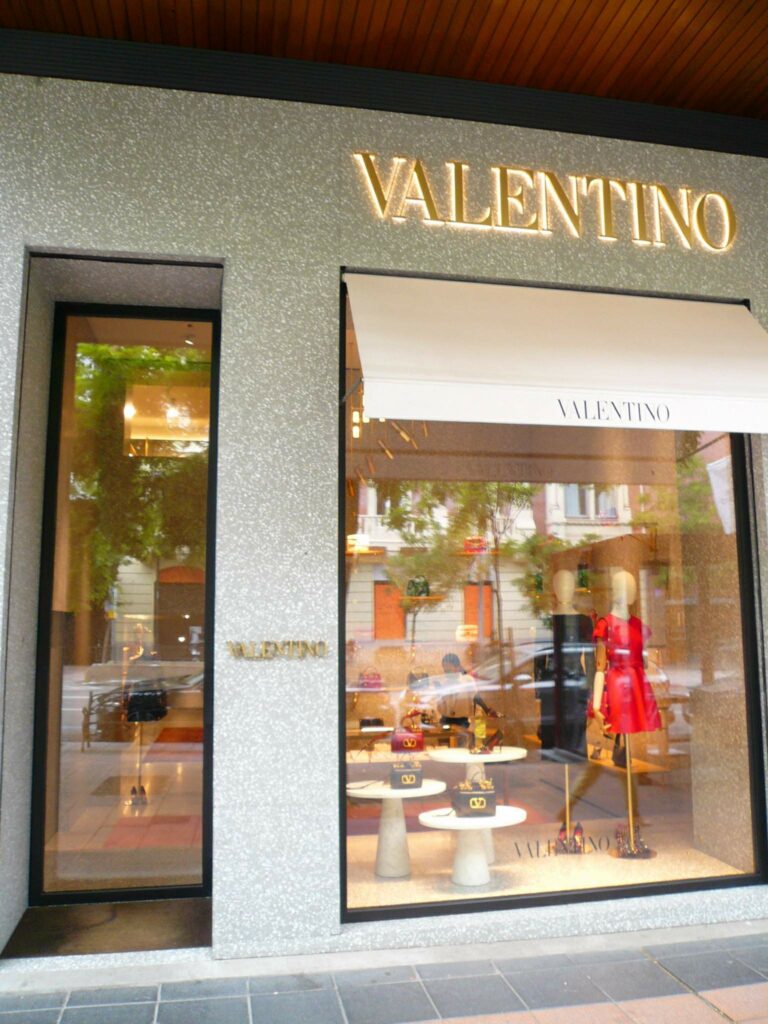 Une vitrine Valentino