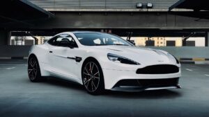 Une voiture Aston Martin