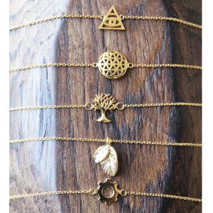 Bracelets dorés types, pouvant être utilisés pour un look Cléopâtre !