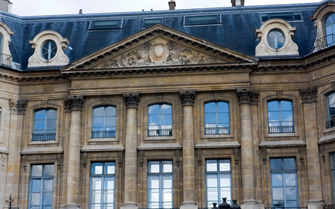 Comparaison des hôtels 5 étoiles : Ritz Paris vs Four Seasons George V, lequel offre la meilleure expérience ?